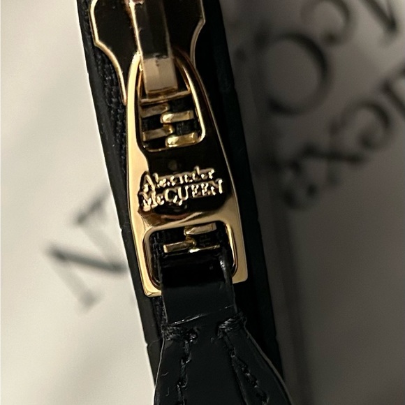 ALEXANDER McQUEEN Skull Flat Zip Wallet in Croc-Embossed Black Leather w/ GHW - Picture 6 of 8